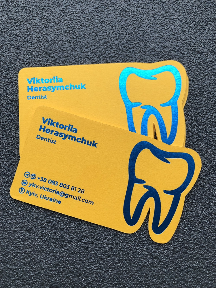 Визитки с высечкой и тиснением цветной фольгой