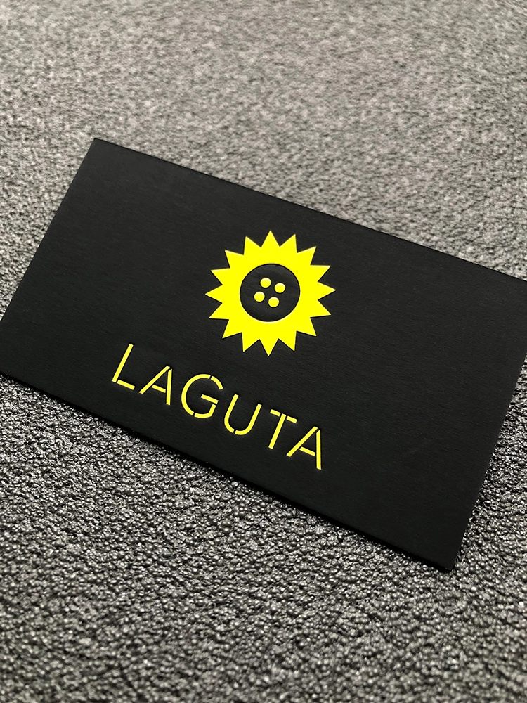 Визитка на черном картоне с блинтовым тиснением