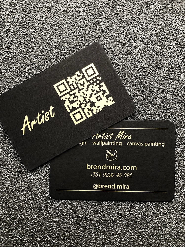 Визитка на черном картоне с печатью золотой краской