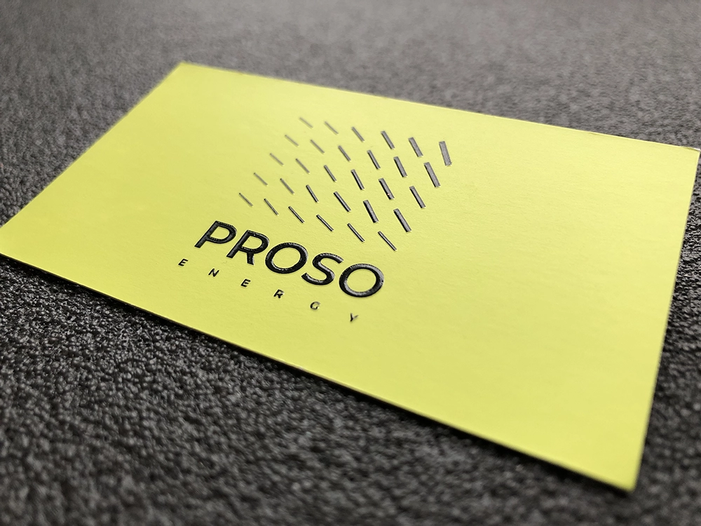 Визитки с объёмным УФ лаком на яркой бумаге