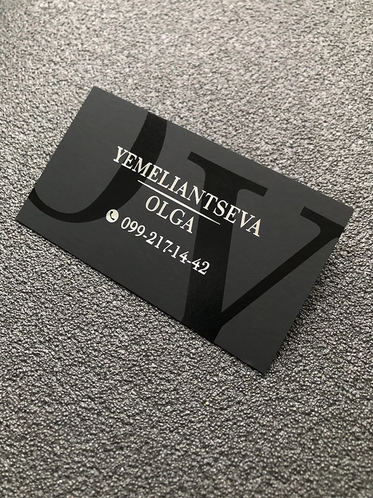 Визитки с тиснением на чёрной бумаге с лаком