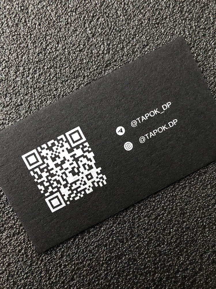 Визитки на черной бумаге с белыми буквами