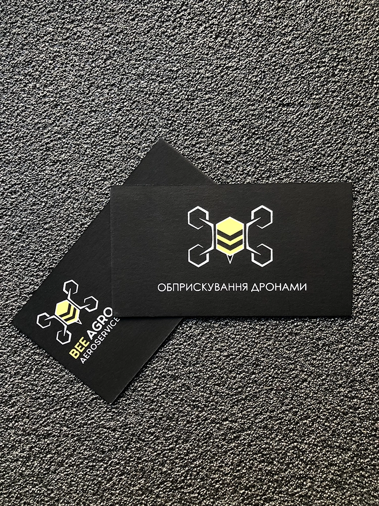 Шелкография визиток на чёрной дизайнерской бумаге