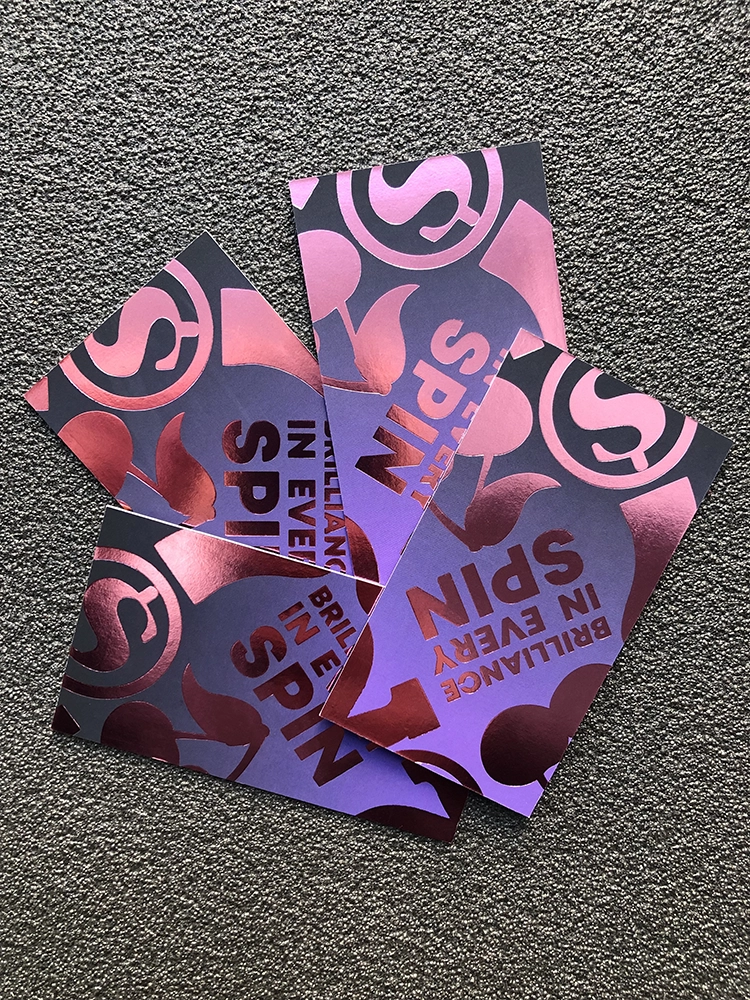 Визитки с тиснением цветной фольгой розового цвета