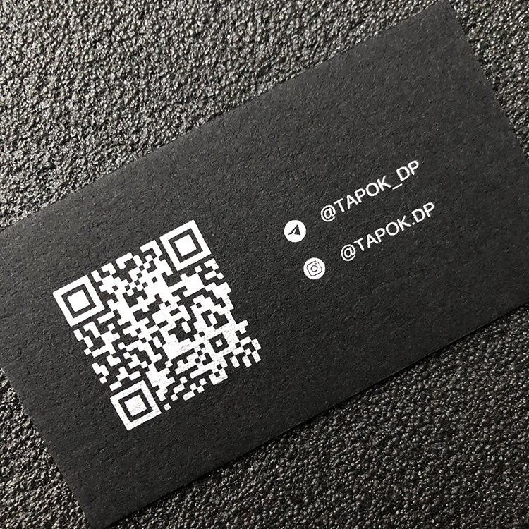 Визитки белыми буквами на черной бумаге